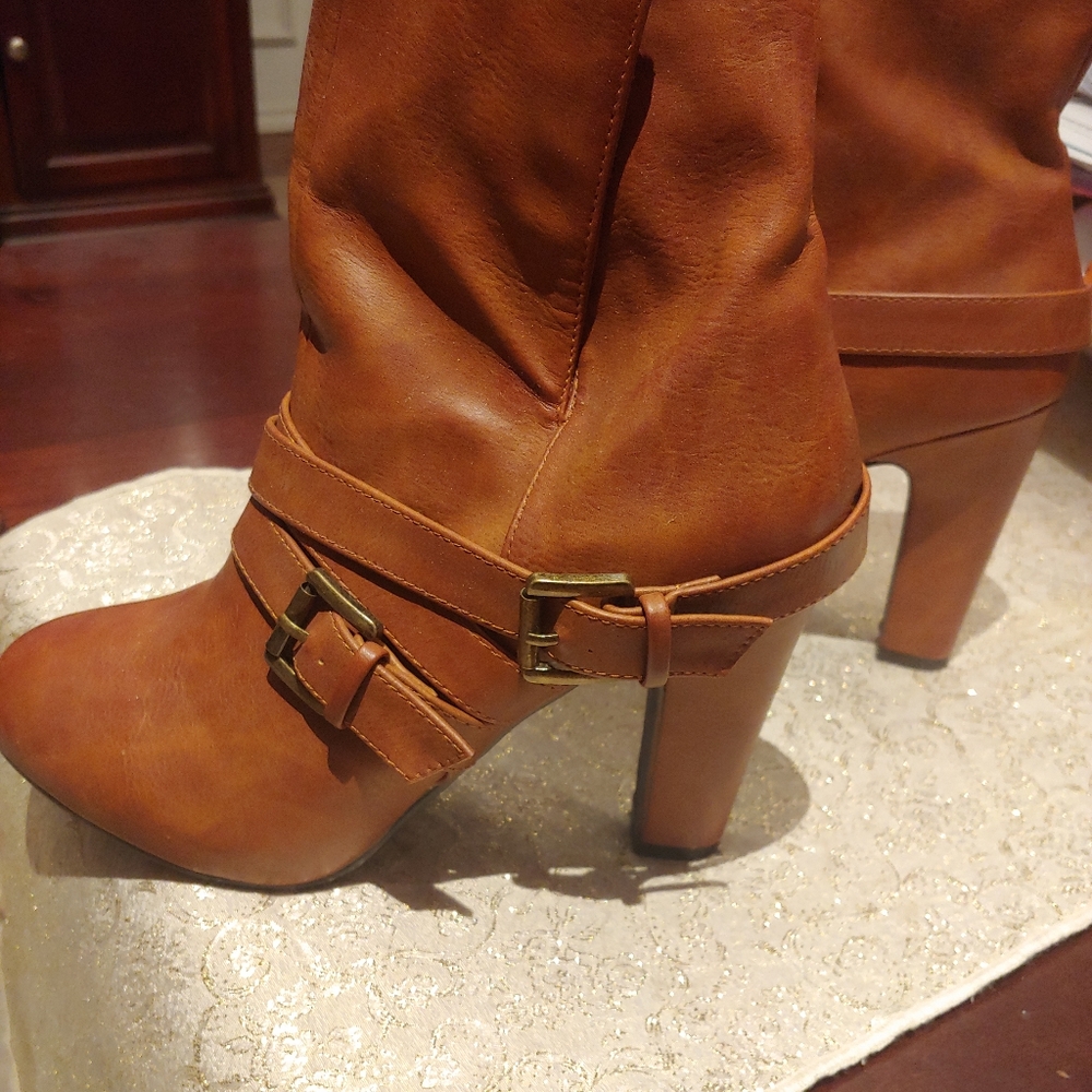 Low-calf brown boots